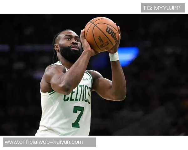 杰伦布朗如何在NBA赛场上展现领导力与个人魅力